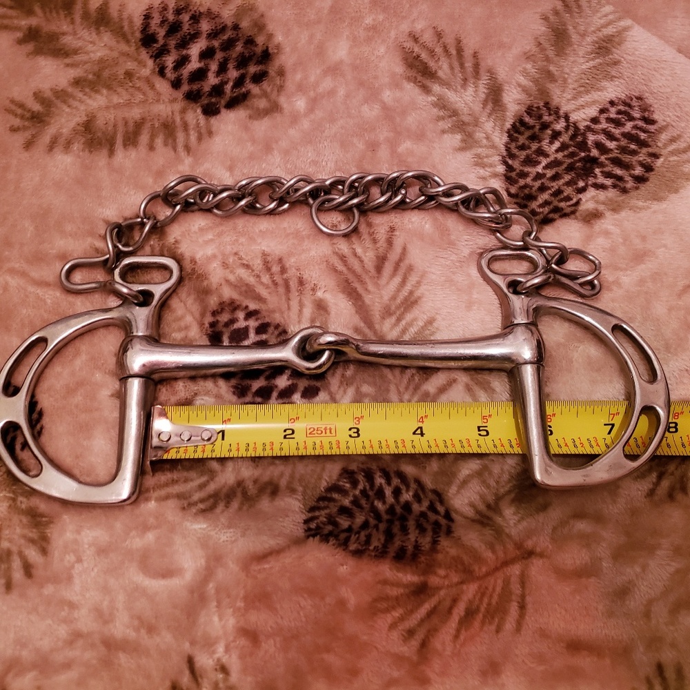Jointed kimberwick horse bit with chain